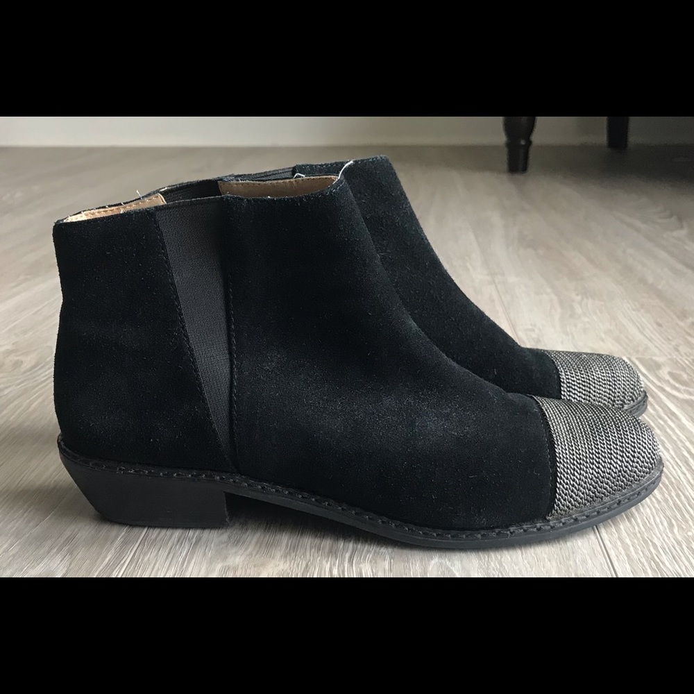 Joe’s Jeans Black Suede Chelsea Boots Edgy Chain Metal Toe Bikercore size 6